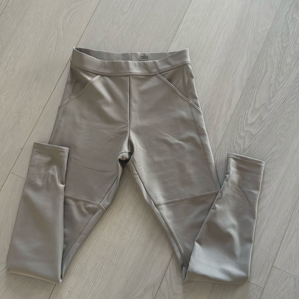 Alo tan leggings. I used it a couple of times only